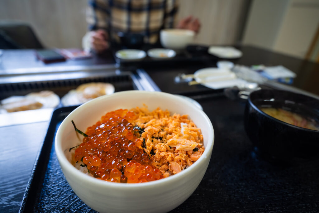 さるふつ まるごと館　サケとイクラの親子丼