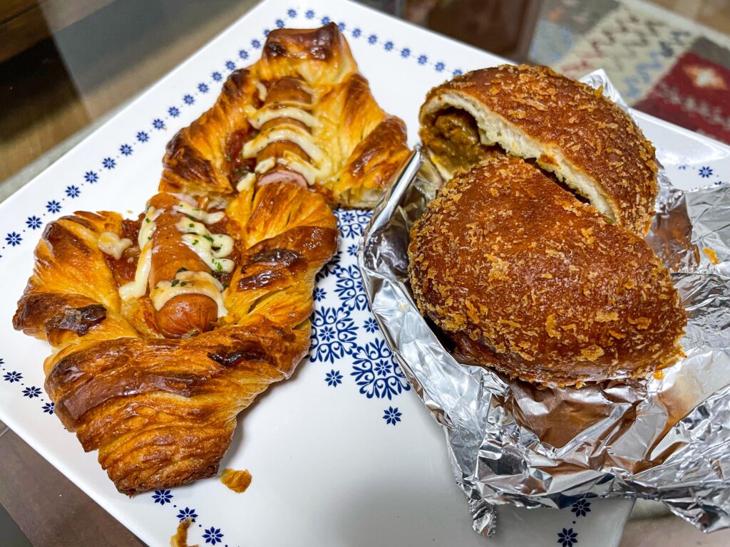 市島製パン研究所　ソーセージデニッシュと牛すじカレーパン