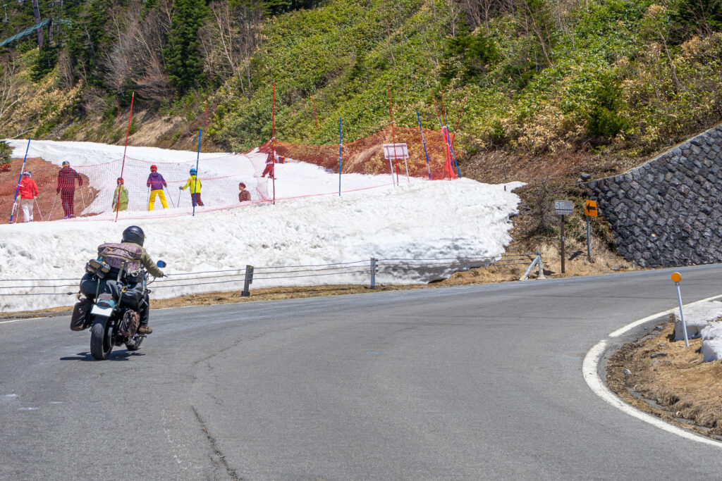 志賀草津高原ルート　バイクとスキーヤー