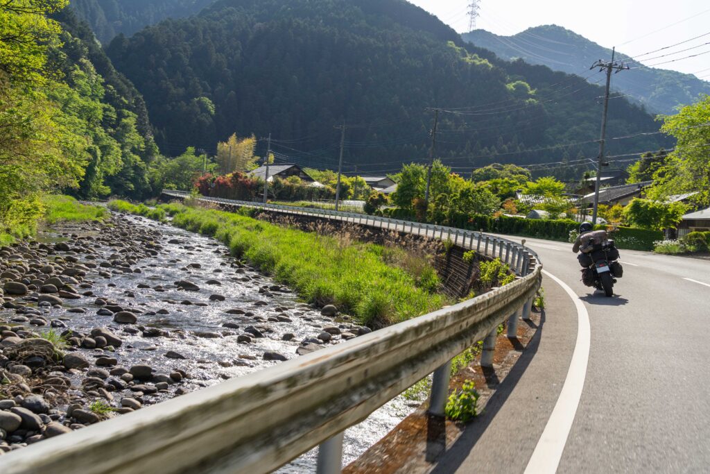 栃木県道15号　鹿沼足尾線　川沿いを走る