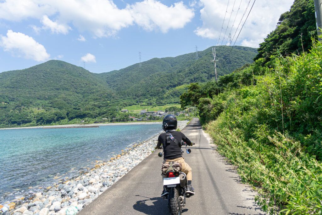 大浦半島 西部　瀬崎浜の海沿い