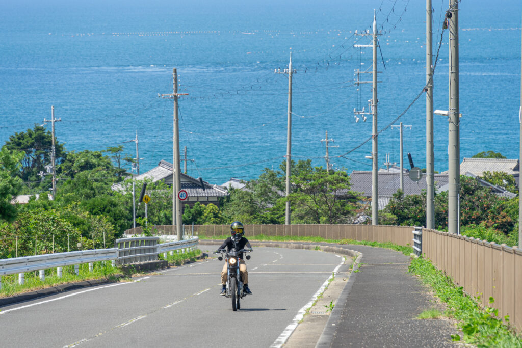 大浦半島 西部　瀬崎浜とバイク