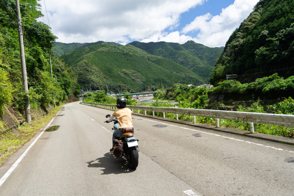 和歌山県道26号 御坊美山線　川沿いの道