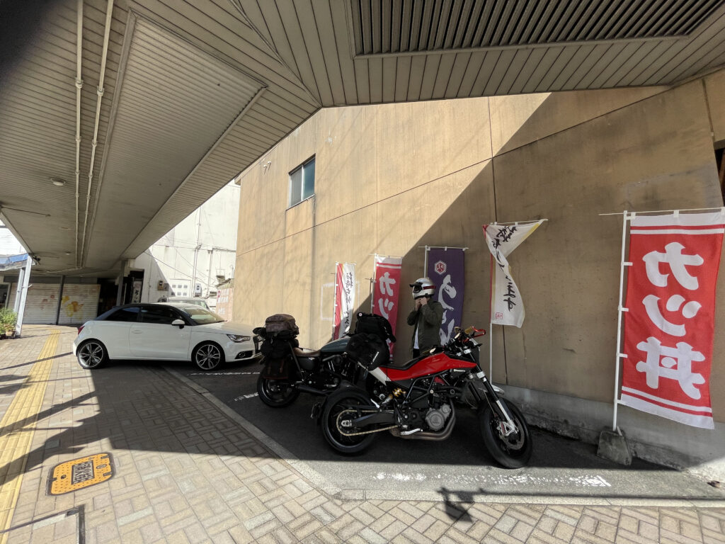 加登屋食堂　バイクの駐車場所
