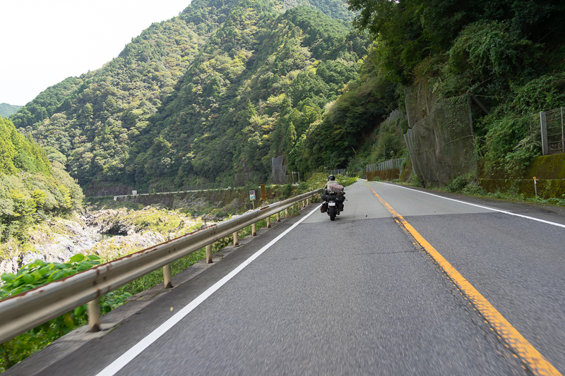 国道41号線の川沿いを走る