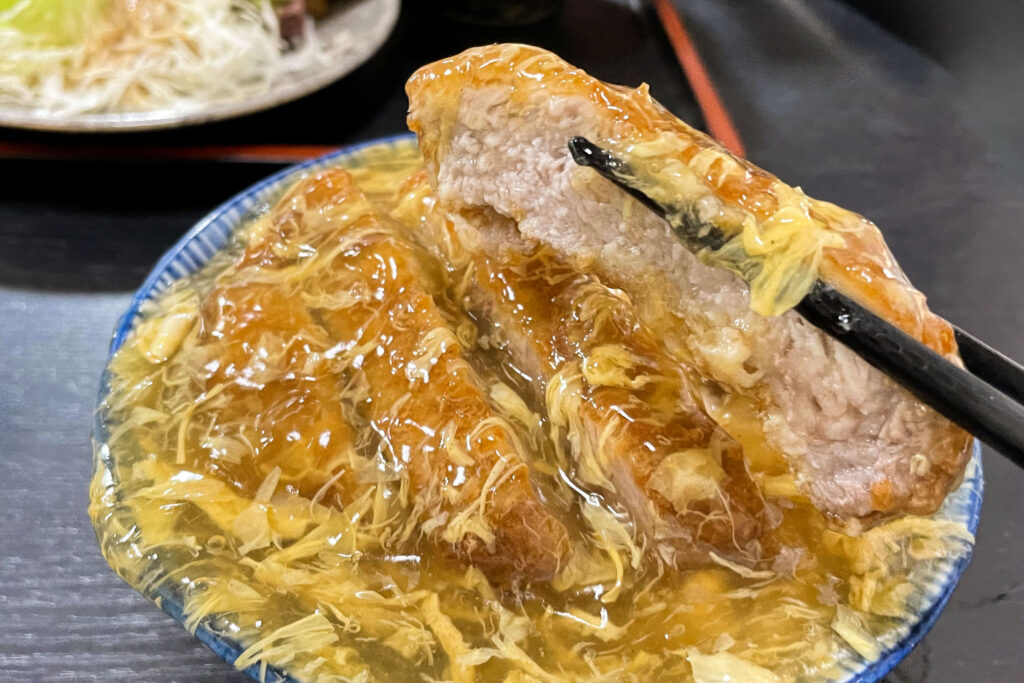 加登屋食堂　あんかけかつ丼の分厚いカツ