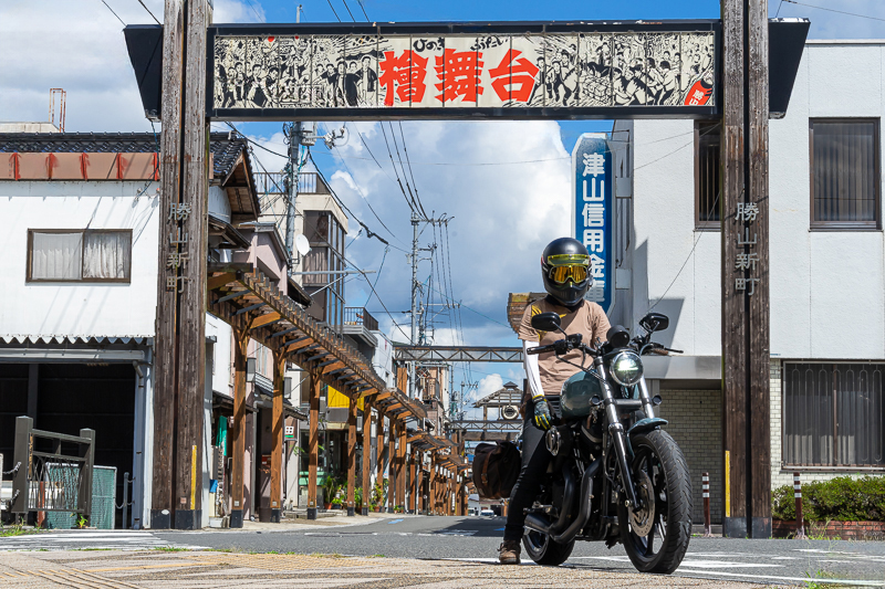 勝山の町並み保存地区　商店街の檜舞台