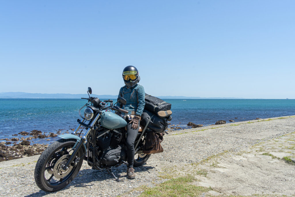 海辺でキメるXL883Rとカゲ美