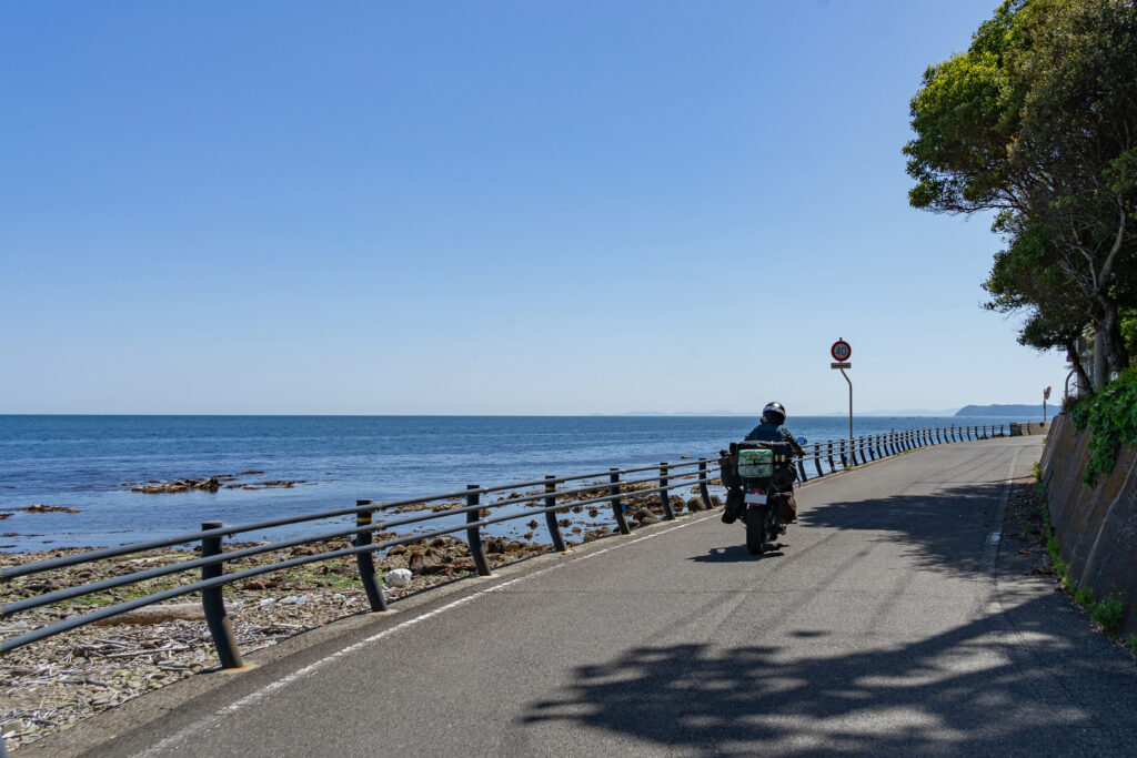 山道を拭けると海が広がる南淡路水仙ライン