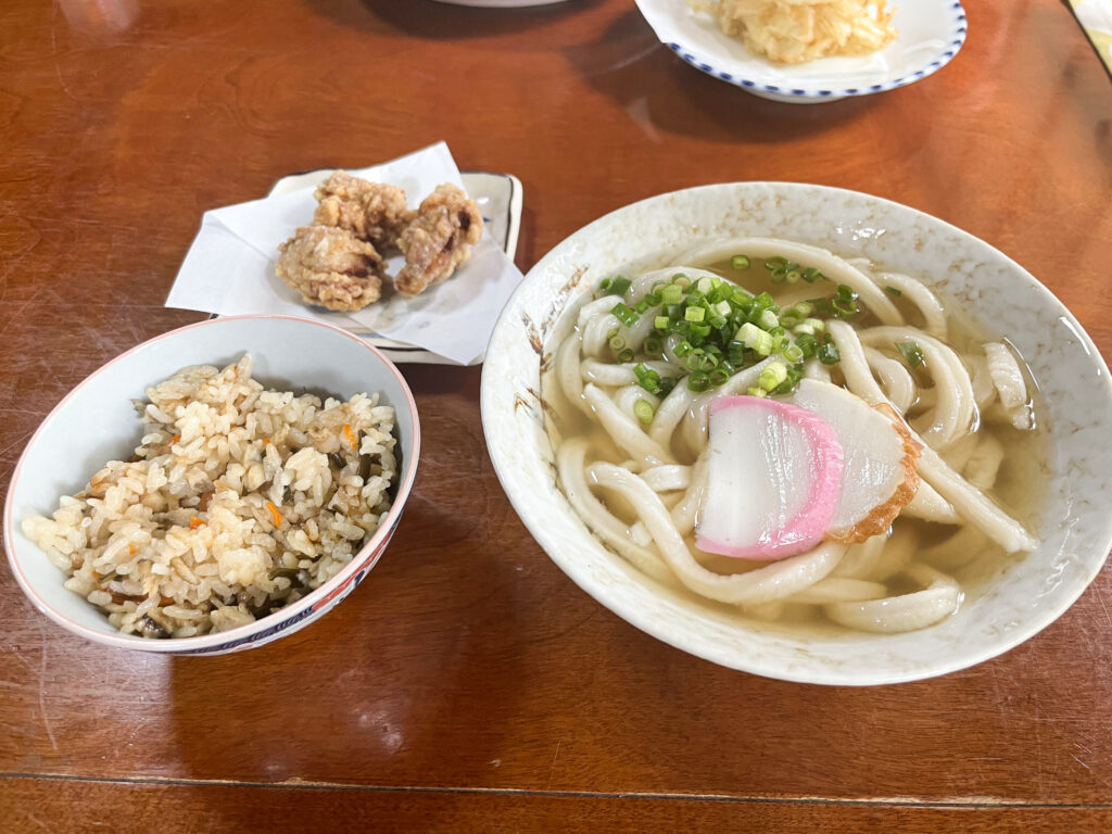 さか笑のうどんとかやくご飯セット