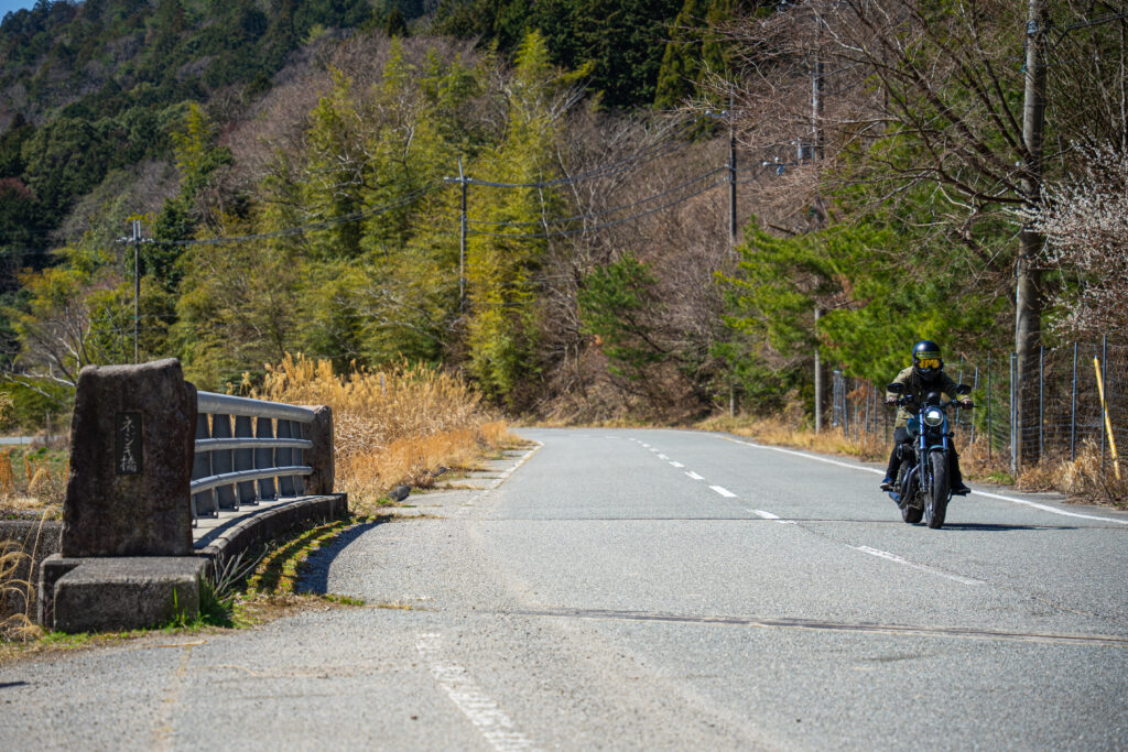 根食橋を渡るXL883R