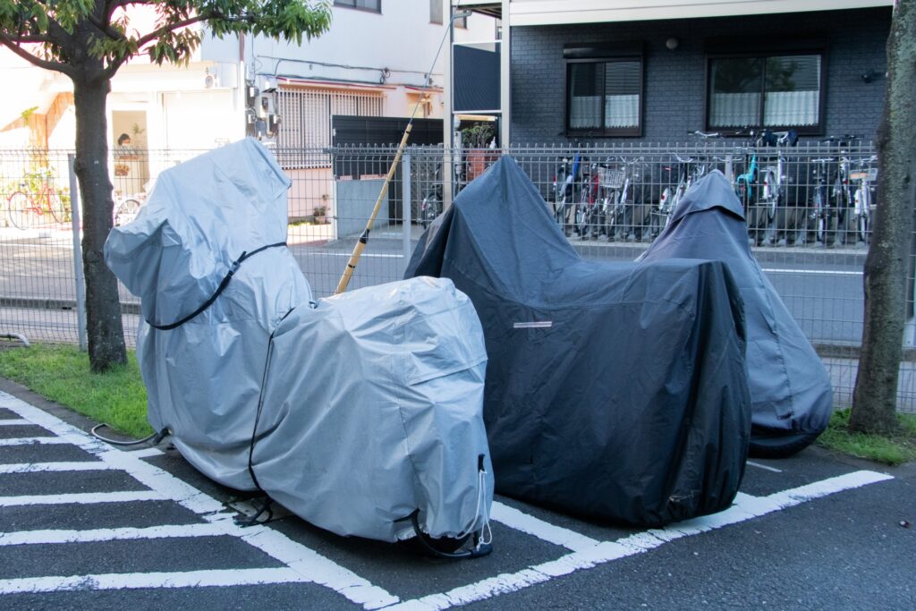 バイクカバーをかける