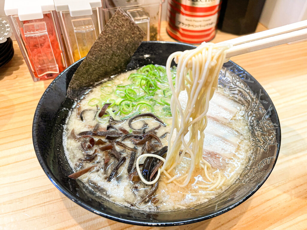 とんこつラーメン 猫猫(まおまお)のラーメン定食のラーメン
