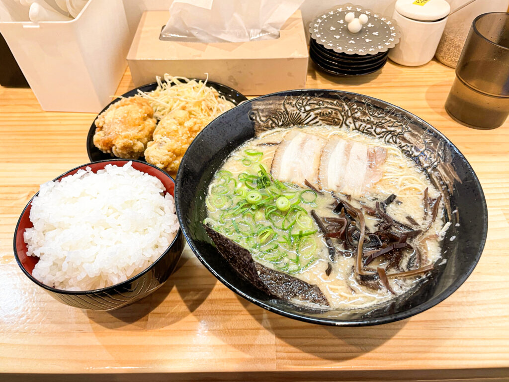 とんこつラーメン 猫猫(まおまお)の ラーメン定食 ¥1,000