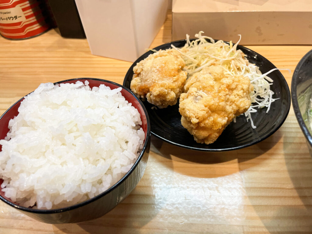 とんこつラーメン 猫猫(まおまお)のラーメン定食の鶏の唐揚げとご飯