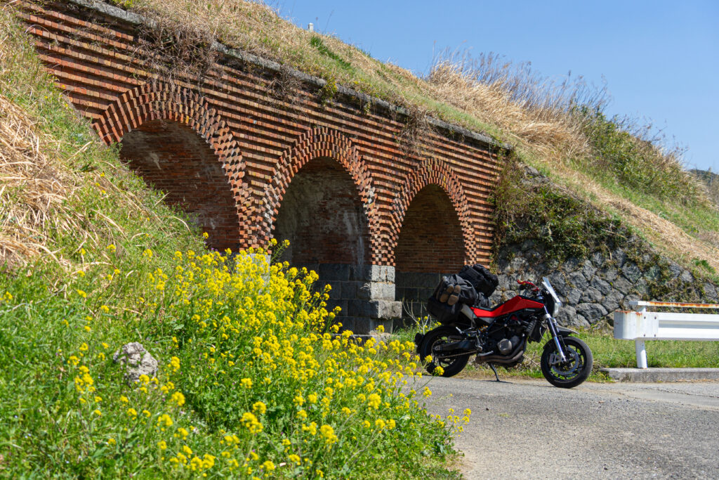 内田川橋梁と菜の花とNUDA900R