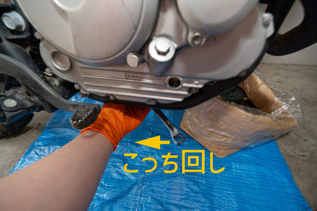 ドレンボルトを緩める方向は反時計回り