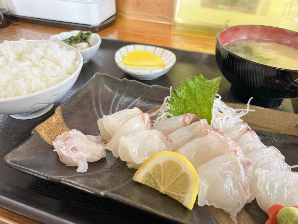 旬鮮館の天然ヒラメ定食 2,200円
