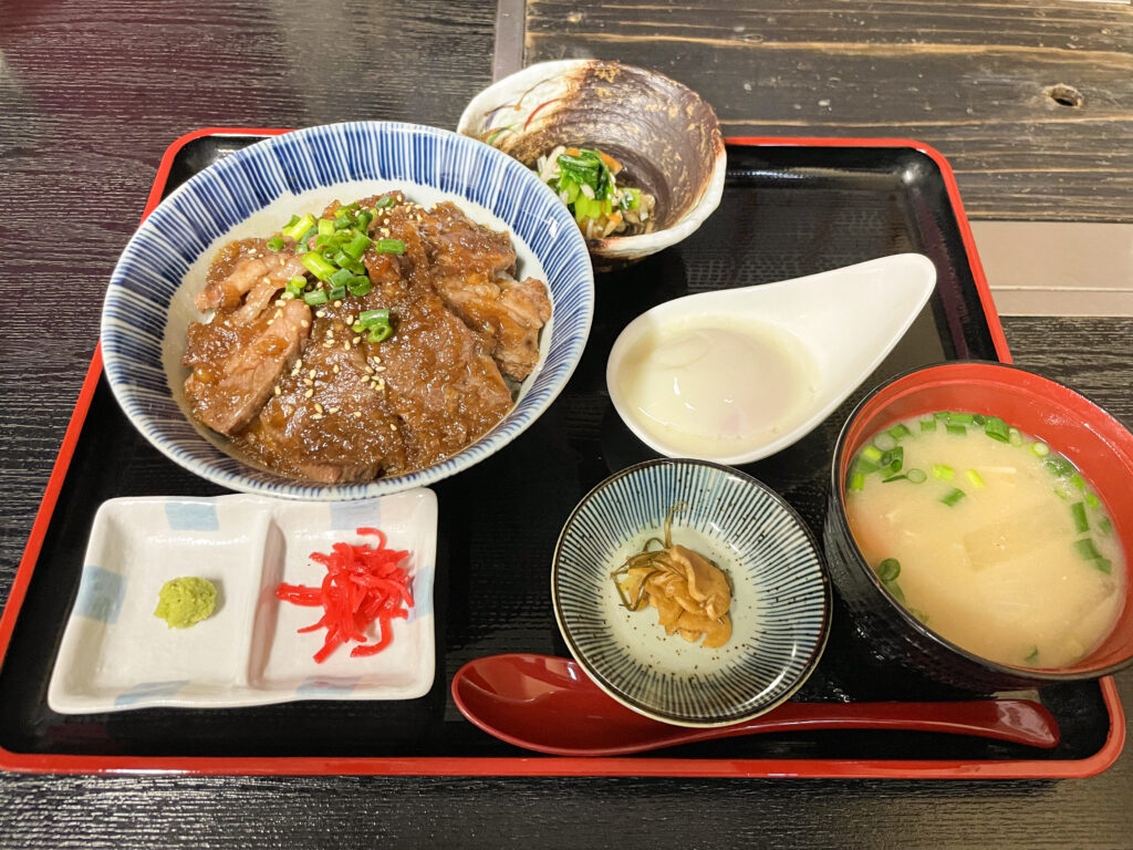 阿蘇料理 ひめ路の赤牛丼+温泉卵 1,800円+80円