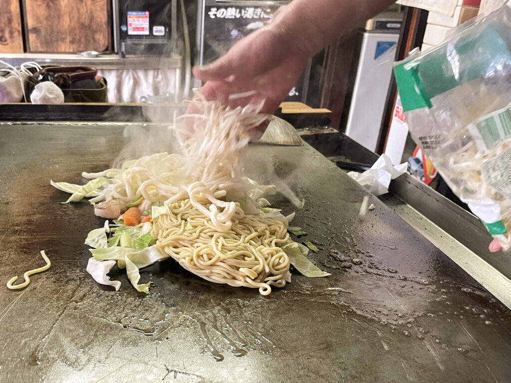 石川屋の大将が津山ホルモンうどんを焼く
