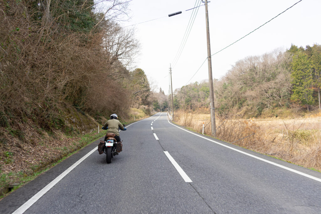 市街地を離れた作州街道(津山広域農道)を走るカゲ美