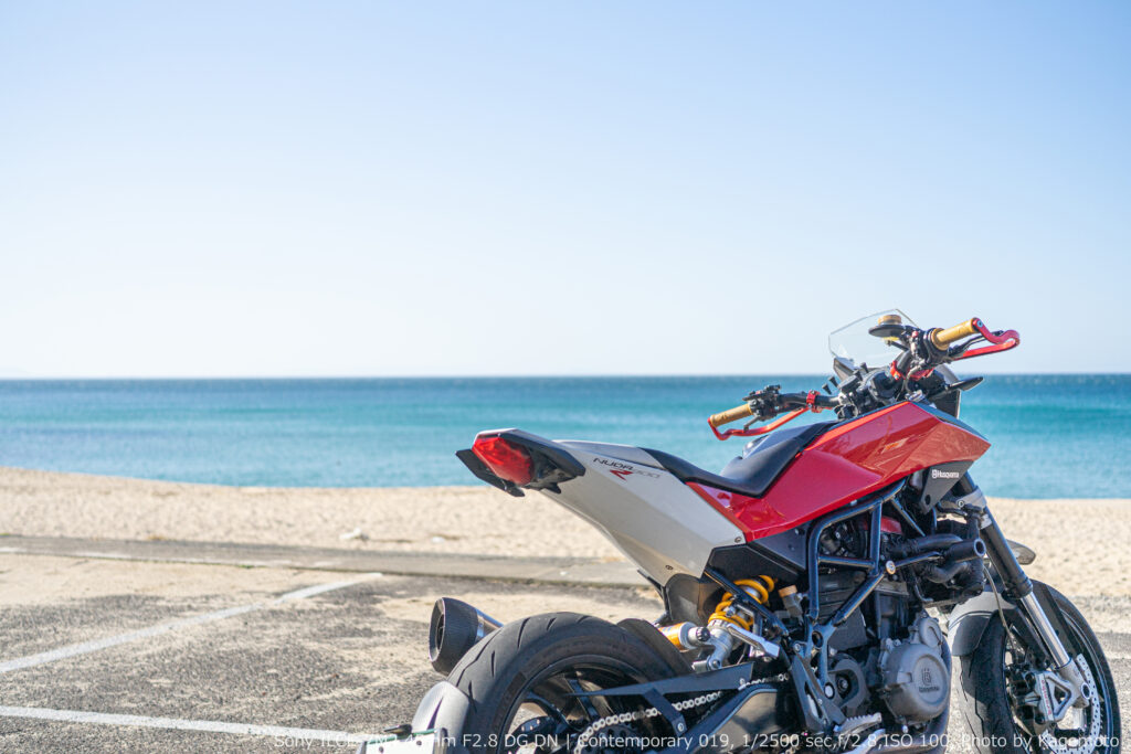 バイクの向きと余白で演出した写真