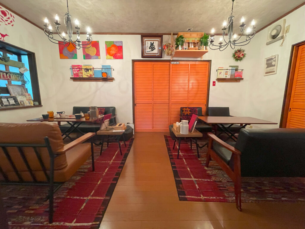 京fujiharuカレーのソファー席