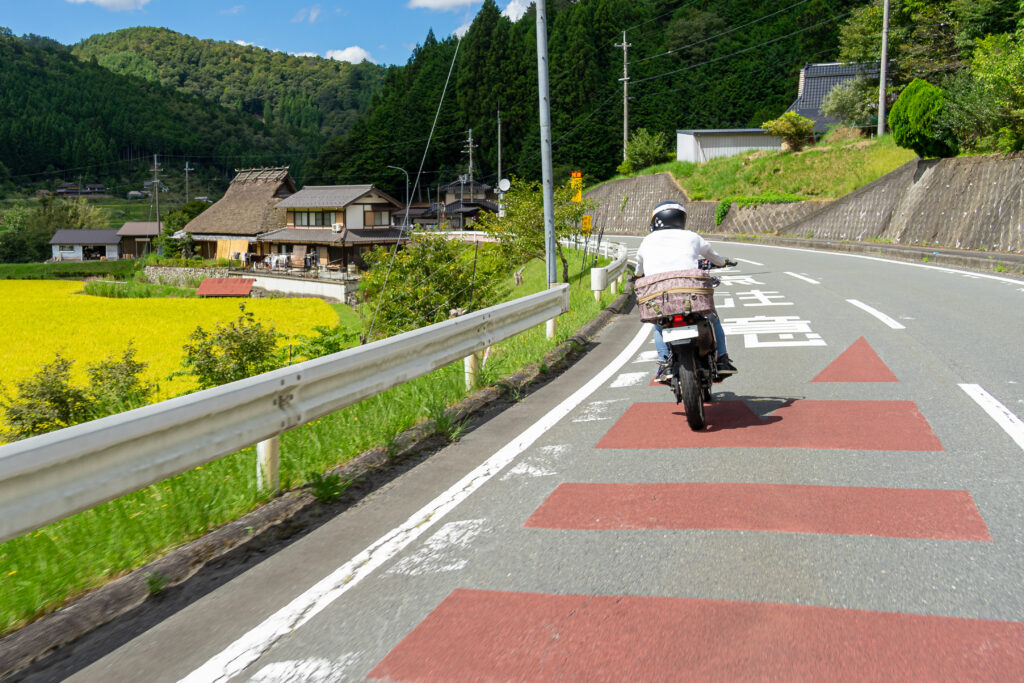 京都府道19号 園部平屋線の茅葺屋根の家