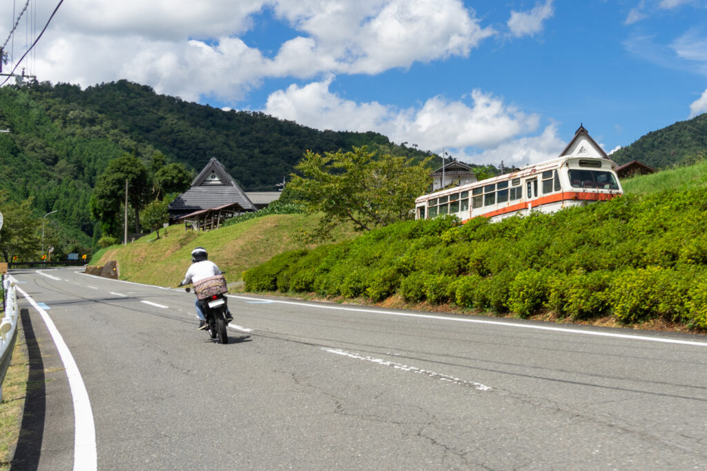 京都府道19号 園部平屋線の廃バス