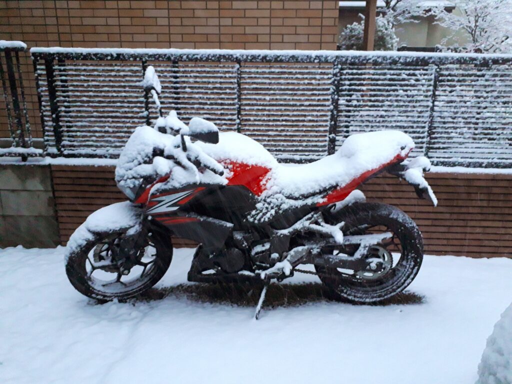 盗難や積雪が不安ならコンテナや屋内保管