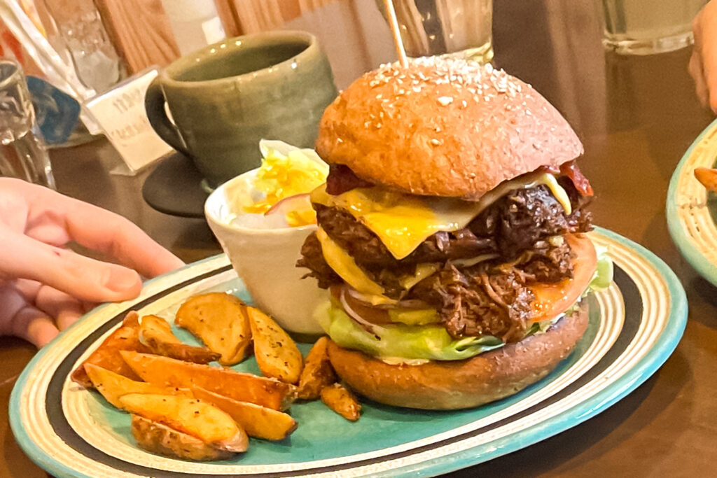 KONdA to(コナト)のWプルドポークチーズバーガー　￥1,890