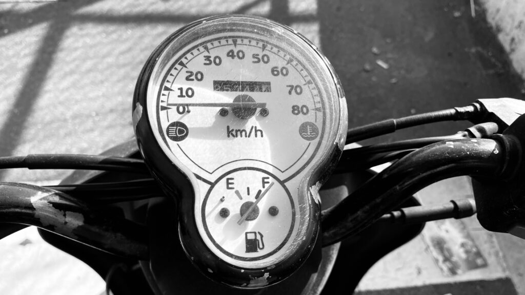 スピードを測定するタイヤはどっち！？最近のバイクは、後輪でスピードを測定するタイプが主流になっています。