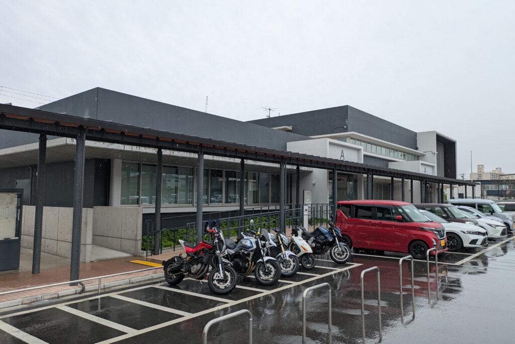 なにわ陸運局のバイク駐車スペースはA棟「なにわ自動車検査登録事務所」前に8台分あります。