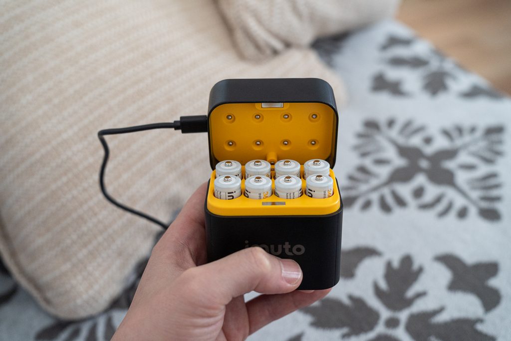 IMUTO充電器のフタ側面から伸びるUSBケーブル