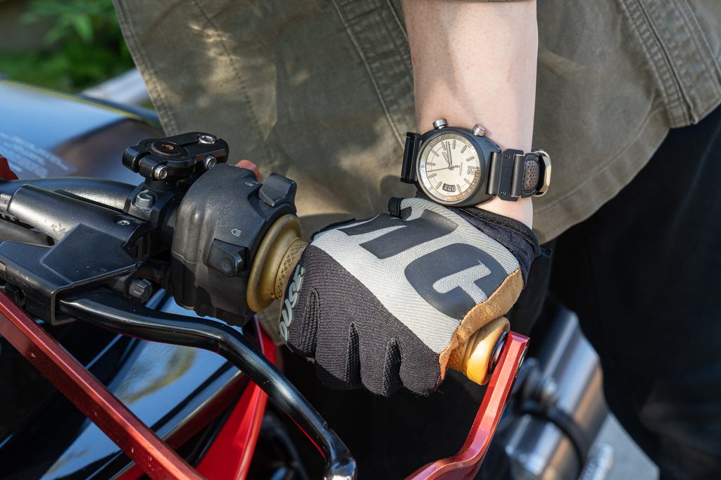 手に干渉しない逆リューズのMOTO-R Mid